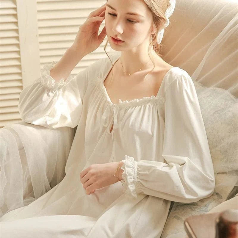Damen-Nachthemd aus Baumwolle, langärmlig, elegant, weiß. Perfekt für gemütliche Nächte. Hochwertige Nachtwäsche für Damen.