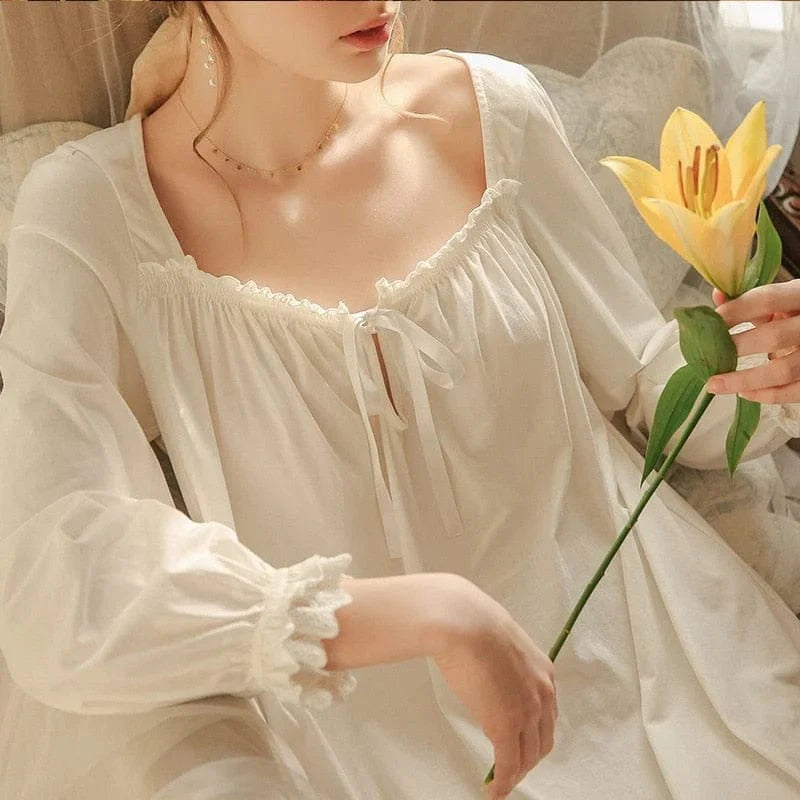 Luftiges, langärmliges Nachthemd aus Baumwolle in Weiß, romantisch und elegant, ideal für gemütliche Nächte. Perfekt für Damenmode und Nachtwäsche.