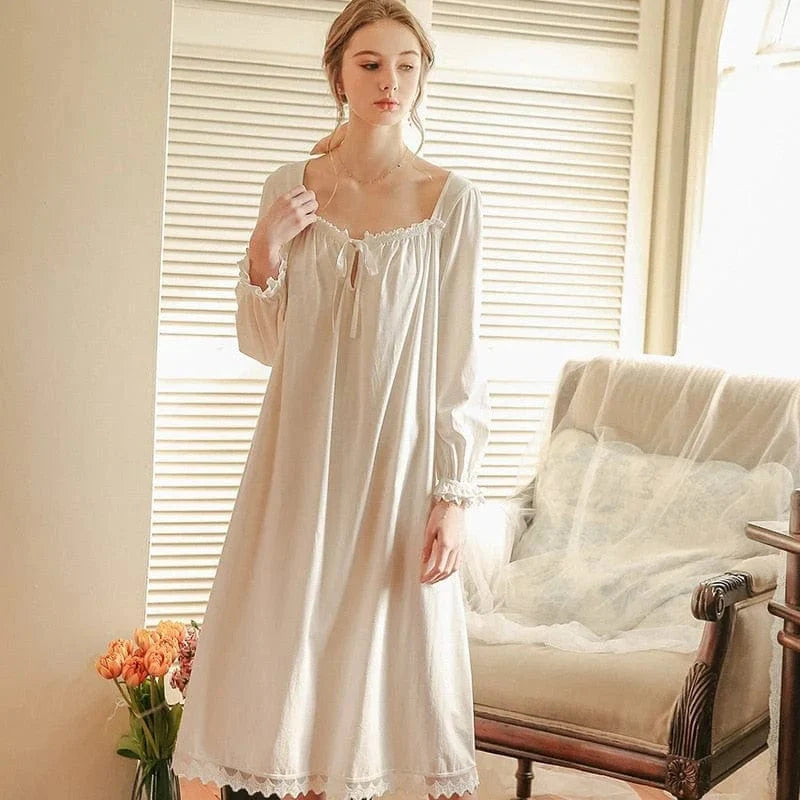 Weißes langärmliges Nachthemd aus Baumwolle, romantischer Vintage-Stil, ideal für gemütliche Nächte. Perfekt für Damenmode und Nachtwäsche.