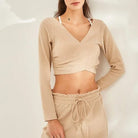 Langärmliges Sporttop in Beige, Damenmode, ideal für Fitness und Freizeit. Hochwertiger Stoff, modisches Design, bequem und stilvoll.
