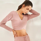 Langärmliges Sporttop in Rosa, ideal für Fitness und Yoga. Atmungsaktives Material, figurbetontes Design, perfekt für aktive Frauen.