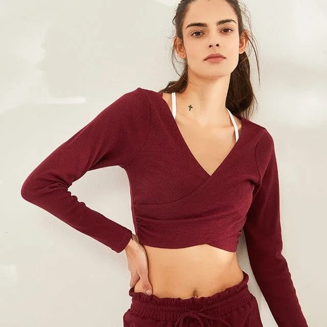 Langärmliges Sporttop in Rotweinfarbe, ideal für Fitness und Freizeit. Atmungsaktives Material, figurbetontes Design, modisch und bequem.
