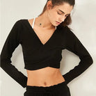 Langärmliges schwarzes Sporttop für Damen, ideal für Fitness und Yoga. Atmungsaktives Material, modisches Design, Größe S.