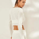 Langärmliges Sporttop in Weiß für Damen, ideal für Fitness und Yoga. Atmungsaktives Material, figurbetontes Design, Größe S.