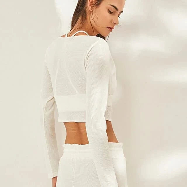 Langärmliges Sporttop in Weiß für Damen, ideal für Fitness und Yoga. Atmungsaktives Material, figurbetontes Design, Größe S.