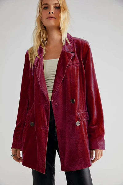 Damen Samtblazer in Rot, langärmelig mit Knöpfen. Eleganter, modischer Blazer für stilvolle Outfits. Perfekt für Herbst und Winter.