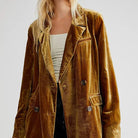 Damen Samt Blazer in Goldbraun, langärmelig mit Knopfverschluss. Eleganter Vintage-Look, ideal für Herbstmode und stilvolle Outfits.