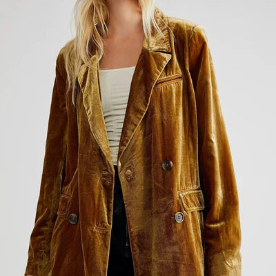 Damen Samt Blazer in Goldbraun, langärmelig mit Knopfverschluss. Eleganter Vintage-Look, ideal für Herbstmode und stilvolle Outfits.