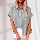 Lässige Kurzarmbluse aus Leinen in Grau, ideal für Sommermode. Perfekt kombinierbar mit Jeans oder Shorts. Bequem und stilvoll für Damen.