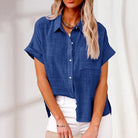 Lässige Kurzarmbluse aus Leinen in Blau, ideal für Sommermode. Perfekt kombinierbar mit Jeans oder Shorts. Bequem und stilvoll.