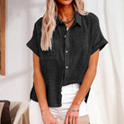 Lässige Kurzarmbluse aus Leinen in Schwarz, ideal für Sommermode. Perfekt kombinierbar mit Jeans oder Röcken für einen entspannten Look.