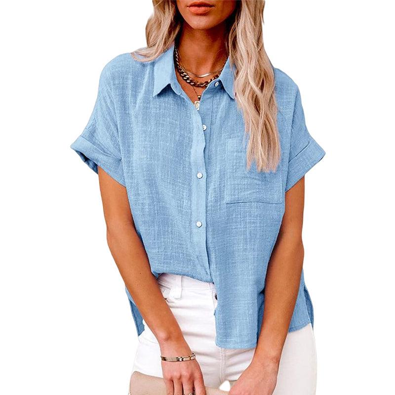 Lässige Kurzarmbluse aus Leinen in Blau, ideal für Sommermode. Perfekt kombinierbar mit Jeans oder Shorts. Bequem und stilvoll.