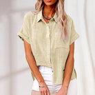 Lässige Kurzarmbluse aus Leinen in Beige, ideal für Sommermode. Perfekt kombinierbar mit Jeans oder Shorts. Leichte, atmungsaktive Stoffqualität.