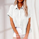 Lässige Kurzarmbluse aus Leinen in Weiß, ideal für Sommermode. Perfekt kombinierbar, atmungsaktiv und stilvoll für Damen.