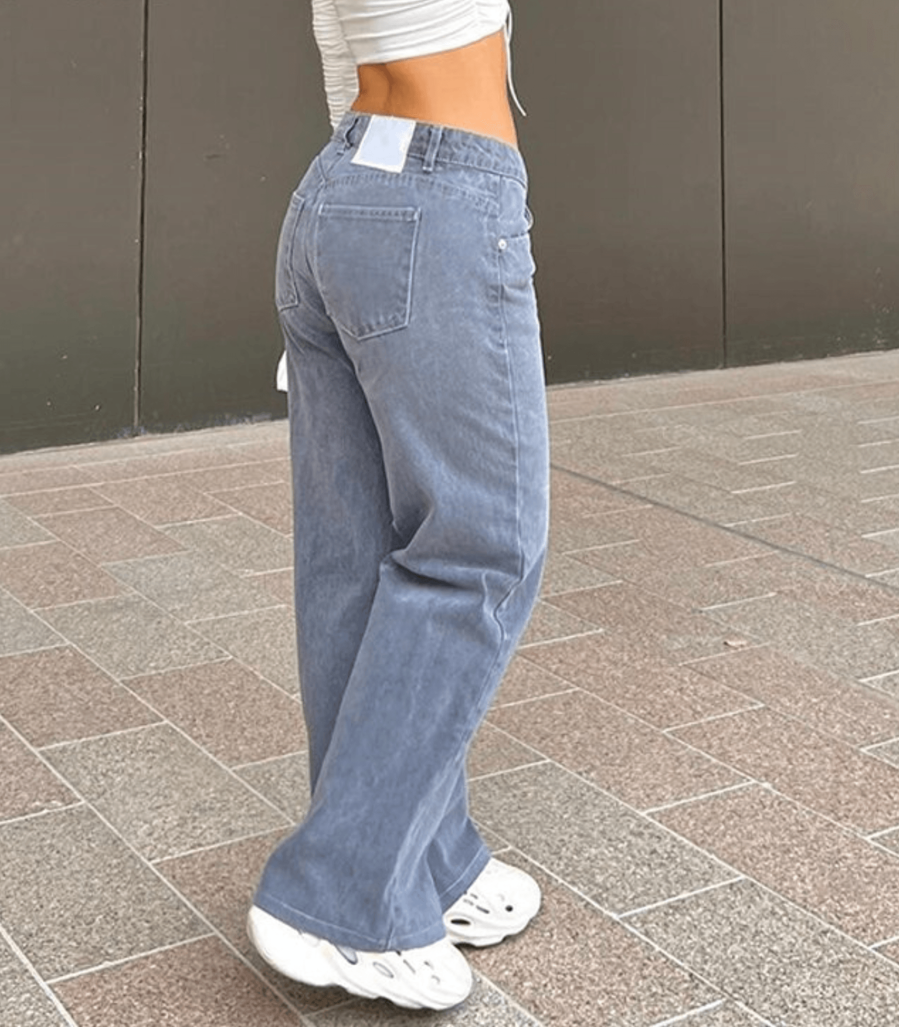 Lässige, modische Jeans mit niedriger Taille, ideal für Streetwear. Perfekt kombinierbar mit Sneakern für einen trendigen Look.