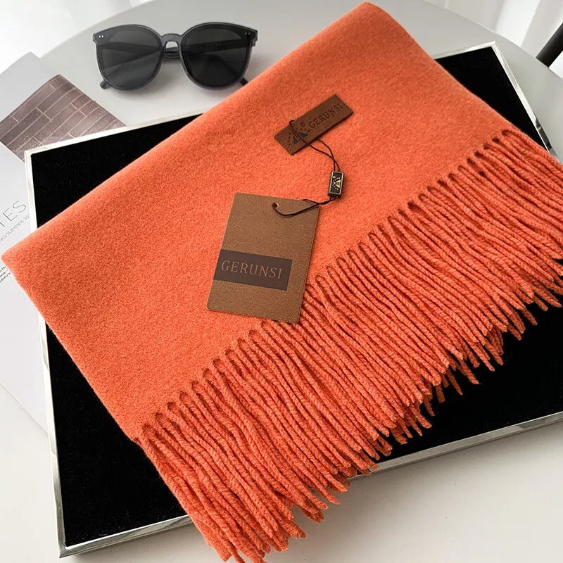 Orangefarbener Schal mit Fransen aus Kaschmir, Marke Gerunsi. Luxuriöses Accessoire, ideal für Herbst und Winter. Perfekt für stilvolle Outfits.