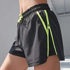Schwarze Sportshorts mit neonfarbenen Akzenten, ideal für Fitness und Laufen. Atmungsaktives Material, elastischer Bund, modisches Design.