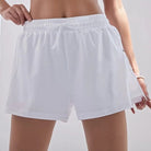 Weiße, lockere Sportshorts für Damen, ideal für Fitness und Freizeit. Atmungsaktives Material, elastischer Bund, modisch und bequem.