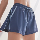 Blaue lockere Sportshorts für Damen, atmungsaktiv und bequem, ideal für Fitness und Freizeit. Perfekte Passform mit elastischem Bund.