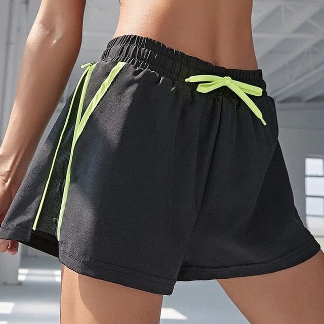 Schwarze Sportshorts mit neonfarbenem Kordelzug, ideal für Fitness und Freizeit. Atmungsaktiv, bequem und modisch für aktive Frauen.
