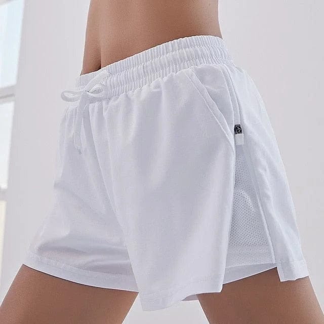 Weiße, lockere Sportshorts für Damen aus atmungsaktivem Material, ideal für Fitness und Freizeit. Elastischer Bund, komfortable Passform.