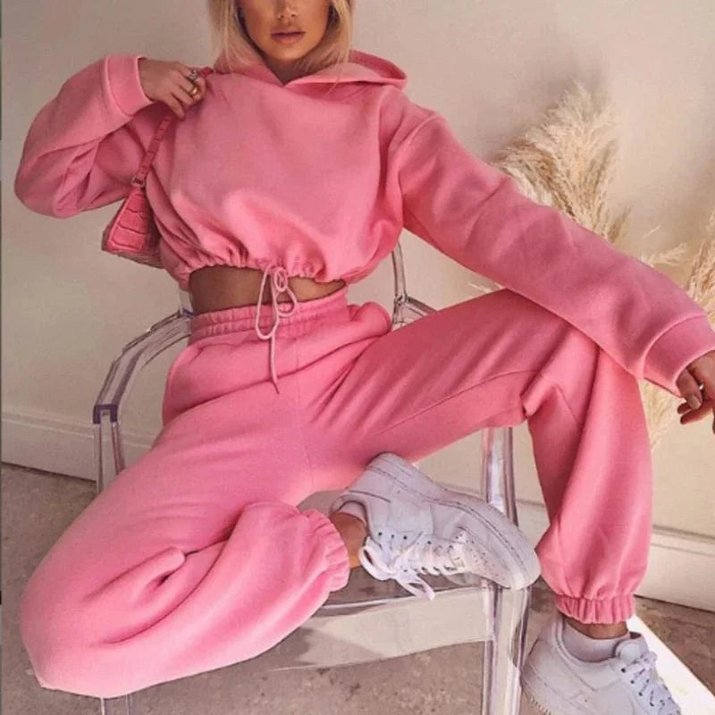 Lässiger Trainingsanzug in Rosa mit kurzem Sweatshirt, ideal für Sport und Freizeit. Bequemes Design, modisch und vielseitig kombinierbar.