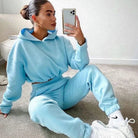 Locker sitzender blauer Trainingsanzug mit kurzem Sweatshirt, ideal für Sport und Freizeit. Bequemes Design, modisch und vielseitig.