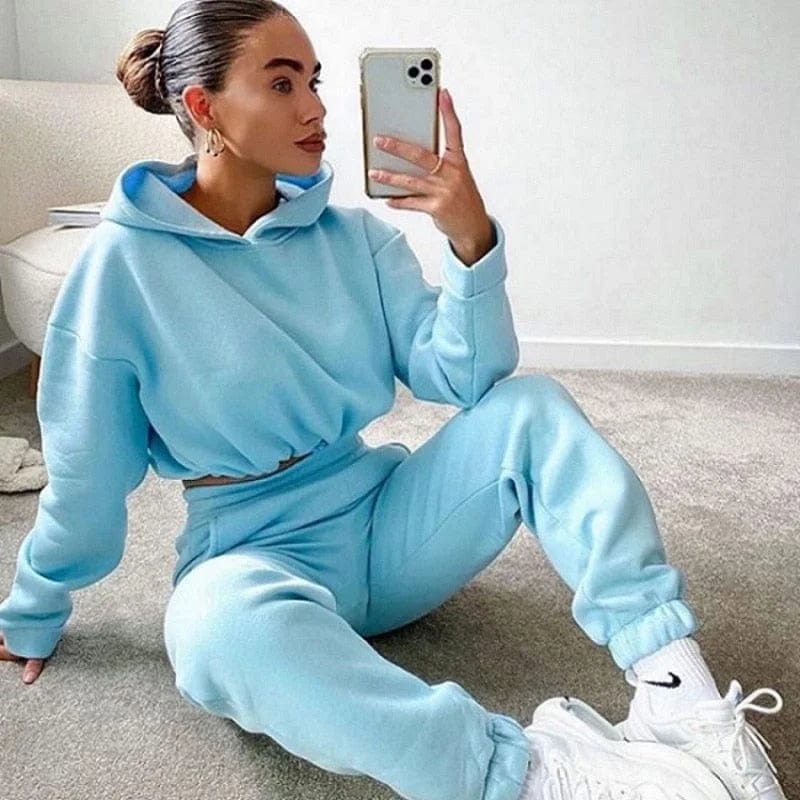 Locker sitzender blauer Trainingsanzug mit kurzem Sweatshirt, ideal für Sport und Freizeit. Bequemes Design, modisch und vielseitig.