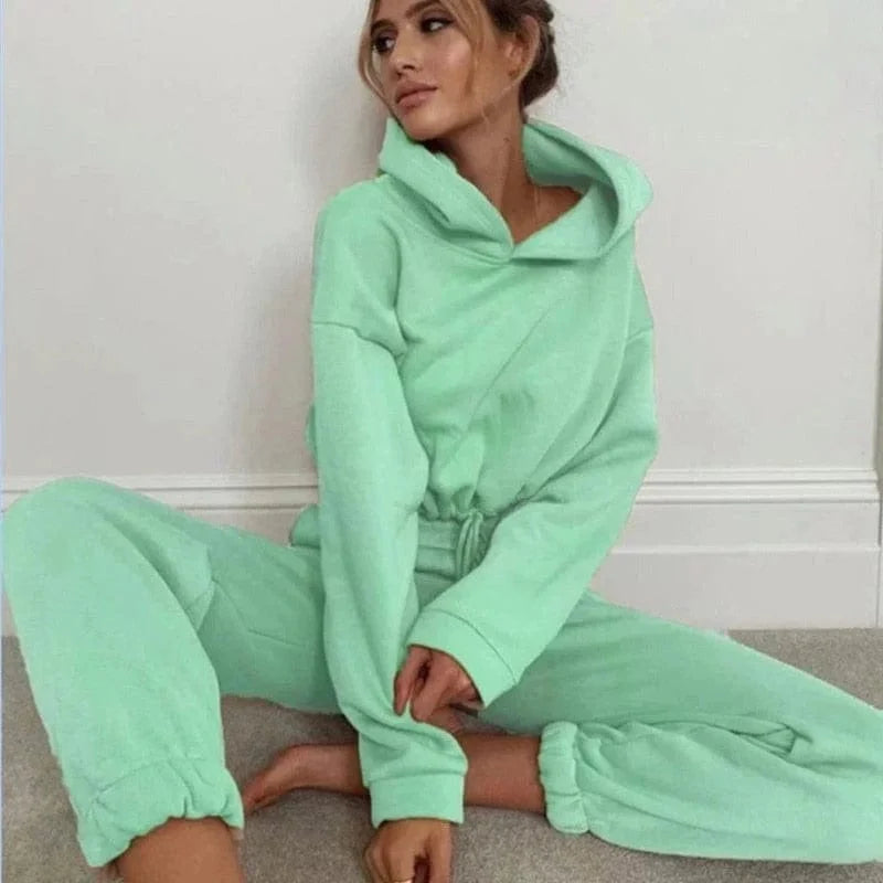 Grüner Trainingsanzug Damen, lässig, mit kurzem Sweatshirt. Perfekt für Sport und Freizeit. Bequem, modisch, trendig. Ideal für den Alltag.