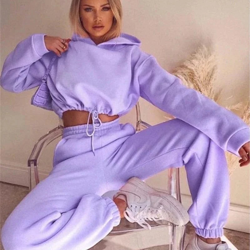 Lässiger Trainingsanzug in Violett mit kurzem Sweatshirt und Kapuze. Perfekt für Sport und Freizeit. Bequem und modisch.