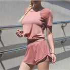 Rosa Sportset für Damen, bestehend aus lockerem T-Shirt und Shorts. Ideal für Fitness, Laufen und Freizeit. Atmungsaktiv und bequem.