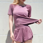 Lässiges Sportset in Violett, bestehend aus T-Shirt und Shorts, ideal für Fitness und Freizeit. Atmungsaktiv, bequem, modisch.