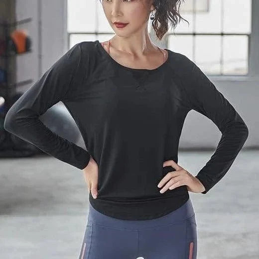 Schwarzes langärmeliges Sporttop für Damen, ideal für Fitness und Yoga. Atmungsaktives Material, bequem und stilvoll für aktive Frauen.