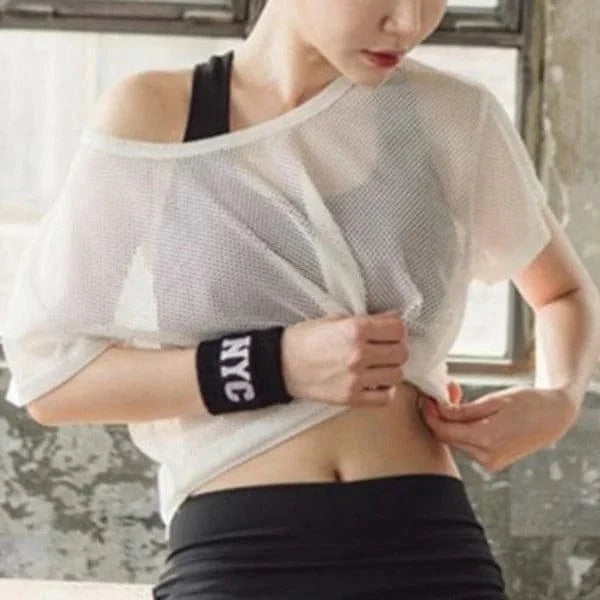 Weißes, lockeres Sporttop für Damen, ideal für Fitness und Yoga. Atmungsaktives Material, modisches Design, perfekt für aktive Workouts.
