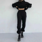 Schwarzes Sweatshirt-Set für Damen, bestehend aus lockerem Hoodie und Jogginghose. Perfekt für lässige Outfits und Streetwear-Looks.