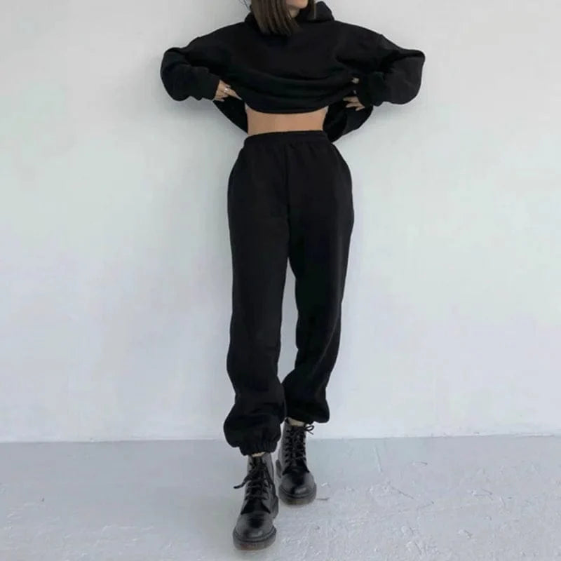 Schwarzes Sweatshirt-Set für Damen, bestehend aus lockerem Hoodie und Jogginghose. Perfekt für lässige Outfits und Streetwear-Looks.