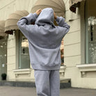 Graues Sweatshirt-Set für Damen, bequem und lässig, ideal für Freizeit und Sport. Perfekt für kühle Tage, modisch und vielseitig kombinierbar.