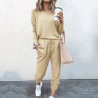 Beiges Sweatshirt-Set für Damen, lässig und bequem, ideal für Freizeit und Alltag. Perfekt kombiniert mit Sneakers und Handtasche.