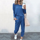 Lockeres blaues Sweatshirt-Set für Damen, ideal für Freizeit und Sport. Bequemes Design mit Kordelzughose. Perfekt für den lässigen Look.