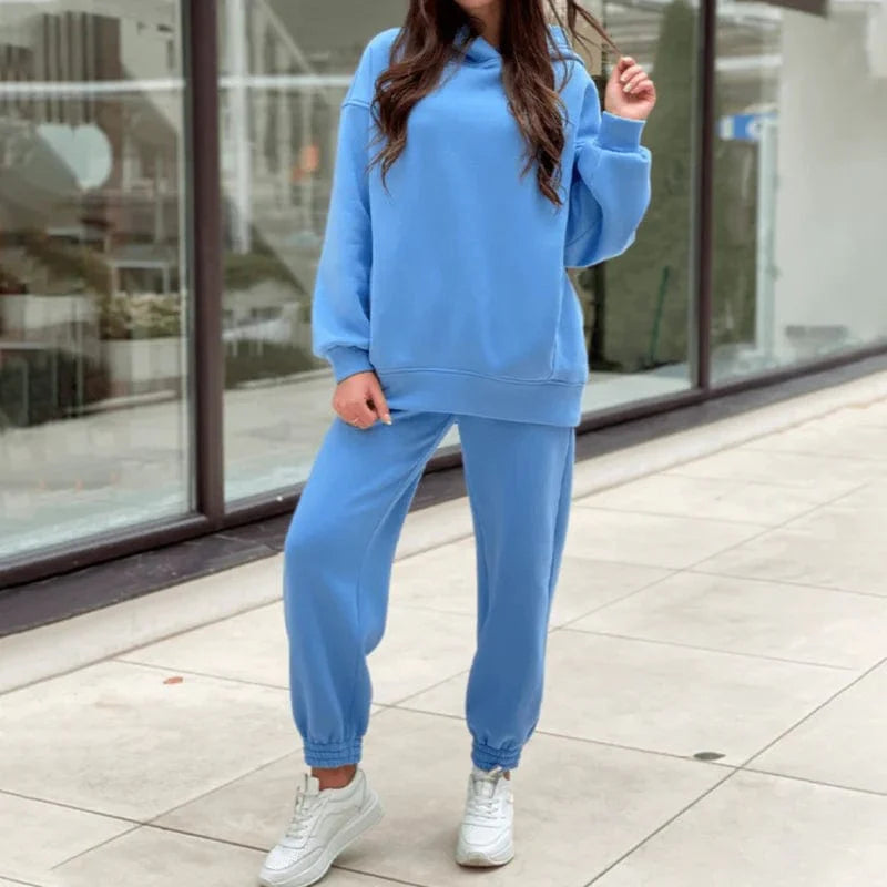 Damen-Sweatshirt-Set in Blau, lässig und bequem, ideal für Freizeit und Sport. Perfekt für modische Outfits im Alltag.
