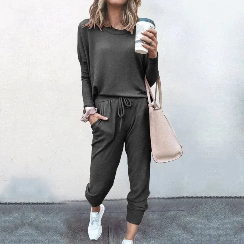 Lässiges Damen-Sweatshirt-Set in Graphit, ideal für Freizeit und Sport. Bequemes Design mit langen Ärmeln und Kordelzughose. Perfekt für den Alltag.