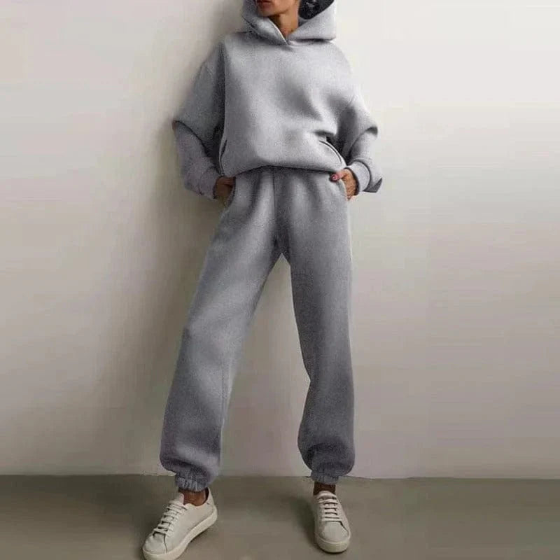 Graues Sweatshirt-Set für Damen, lässig und bequem, ideal für Freizeit und Sport. Perfekt für modische Streetwear-Looks.