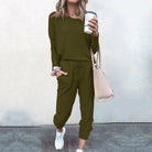 Damen-Sweatshirt-Set in Grün, lässig und bequem, ideal für Freizeit und Sport. Perfekt kombiniert mit Sneakers und Tasche. Trendige Mode.