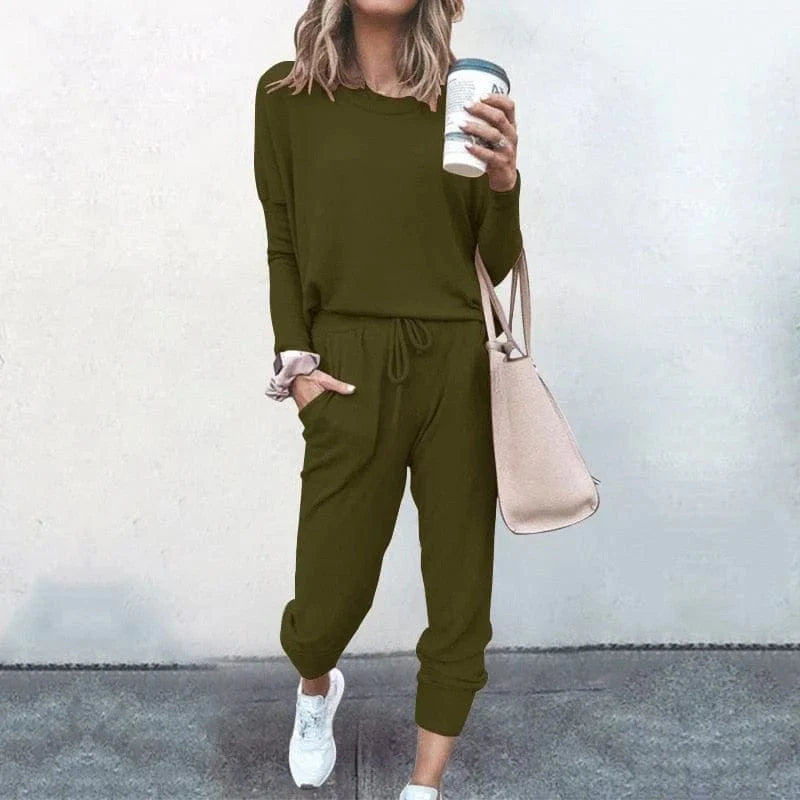 Damen-Sweatshirt-Set in Grün, lässig und bequem, ideal für Freizeit und Sport. Perfekt kombiniert mit Sneakers und Tasche. Trendige Mode.
