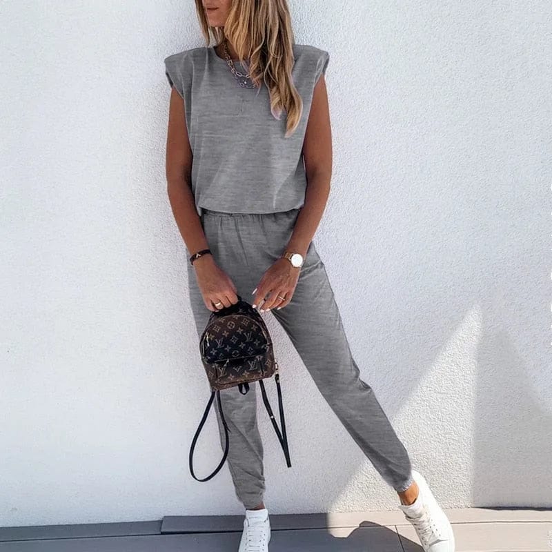 Graues Sweatshirt-Set mit kurzen Ärmeln, lässig und bequem, ideal für Freizeitmode. Perfekt kombiniert mit Sneakers und kleinem Rucksack.