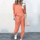 Lässiges orangefarbenes Sweatshirt-Set für Damen, ideal für Freizeit und Sport. Bequemes Design mit Kordelzughose und Langarmshirt.