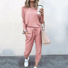 Rosa Sweatshirt-Set für Damen, lässig und bequem, ideal für Freizeit und Sport. Perfekt kombiniert mit Sneakers und Handtasche.