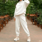 Weißes Sweatshirt-Set für Damen, lässig und bequem, ideal für Freizeit und Sport. Perfekt für den modernen, entspannten Look.