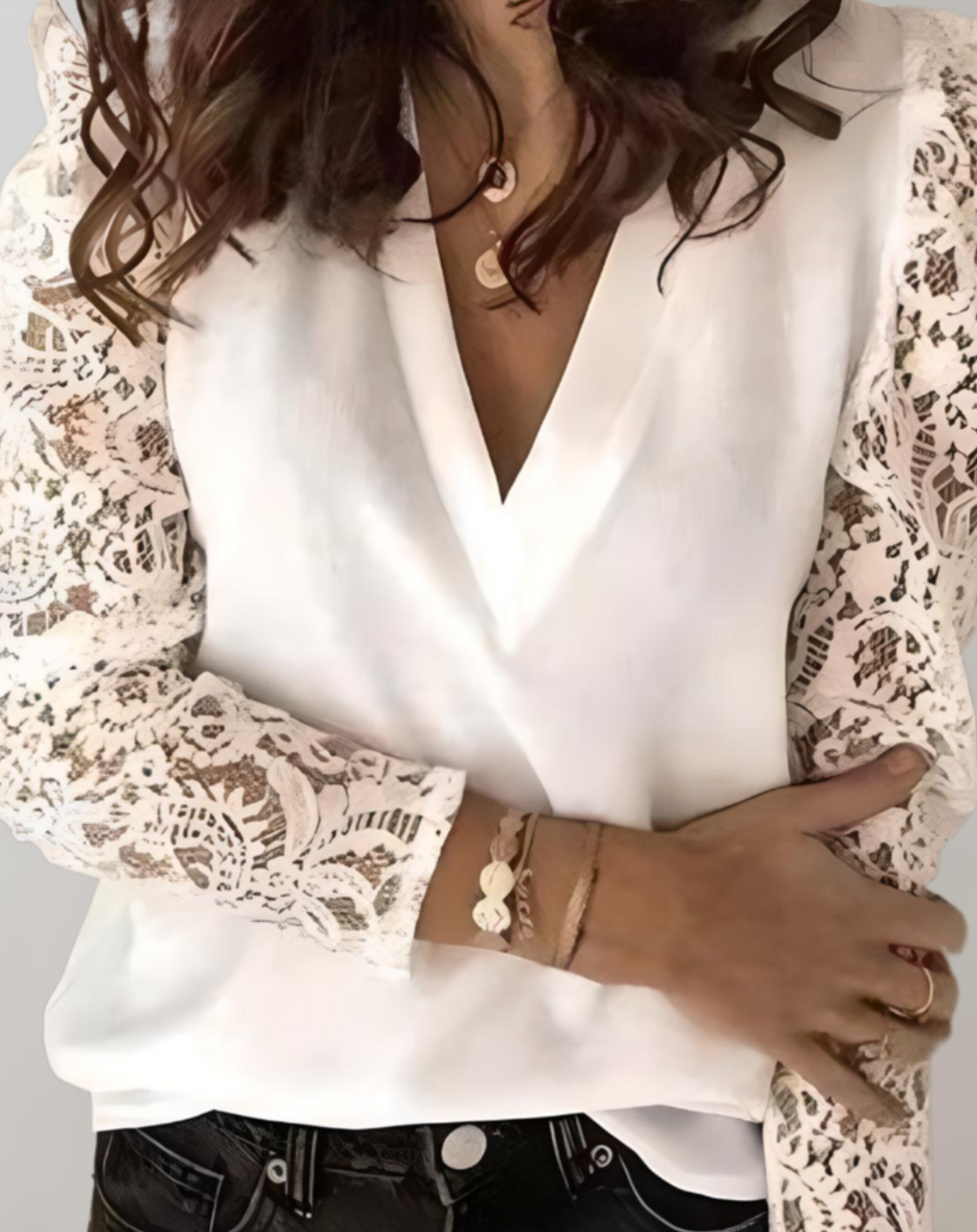 Elegante weiße Bluse mit Spitzenärmeln, V-Ausschnitt und modischen Details. Perfekt für stilvolle Outfits und trendige Mode-Looks.