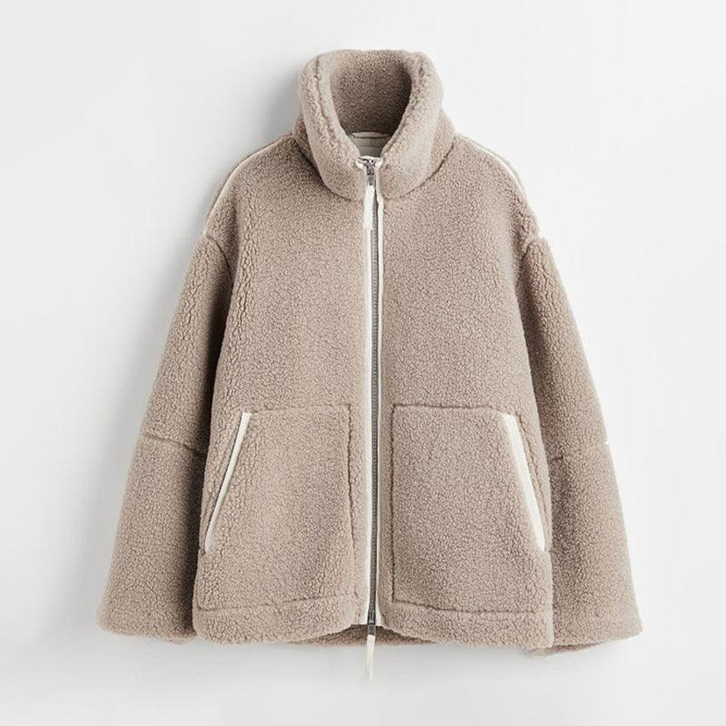 Damen Winterjacke aus Teddyfell in Beige, mit Reißverschluss und Stehkragen. Kuschelig, warm und modisch für kalte Tage.